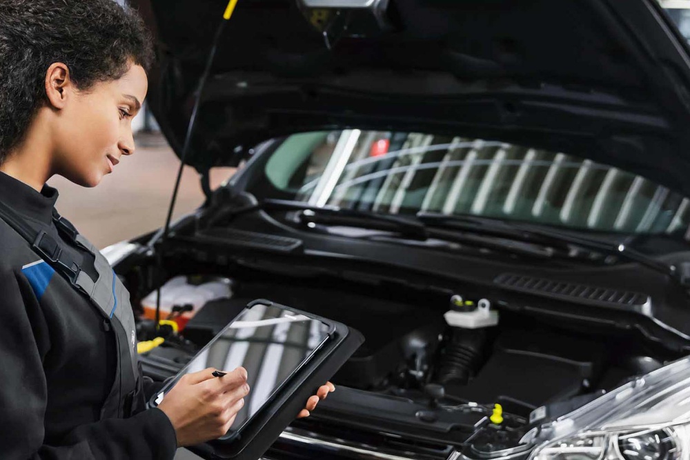 Apprendista Ford che raccoglie dati
