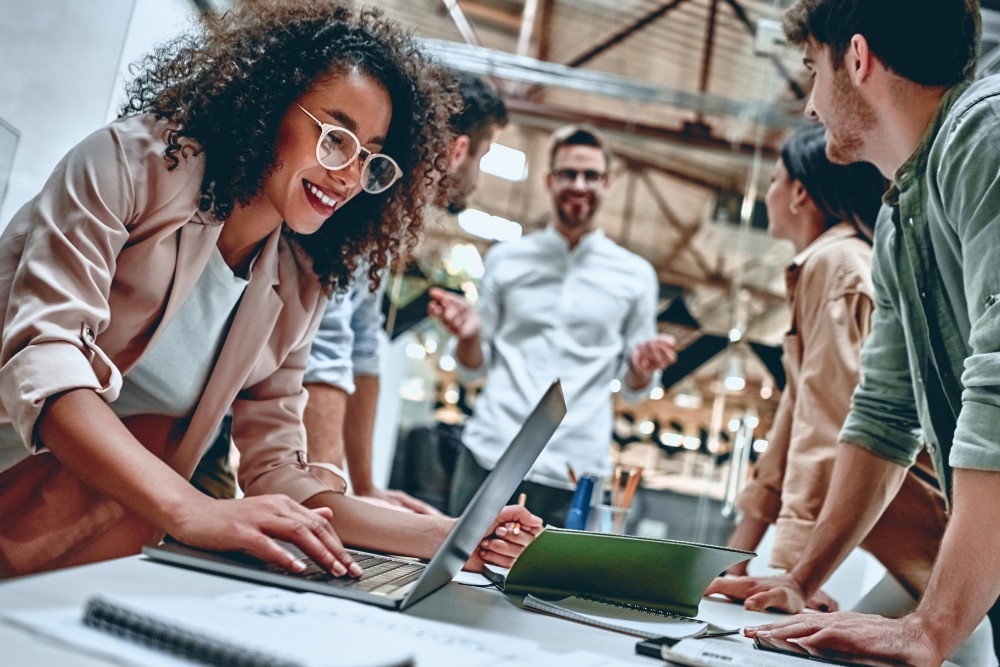 Gruppo di lavoratori Ford intenti a collaborare