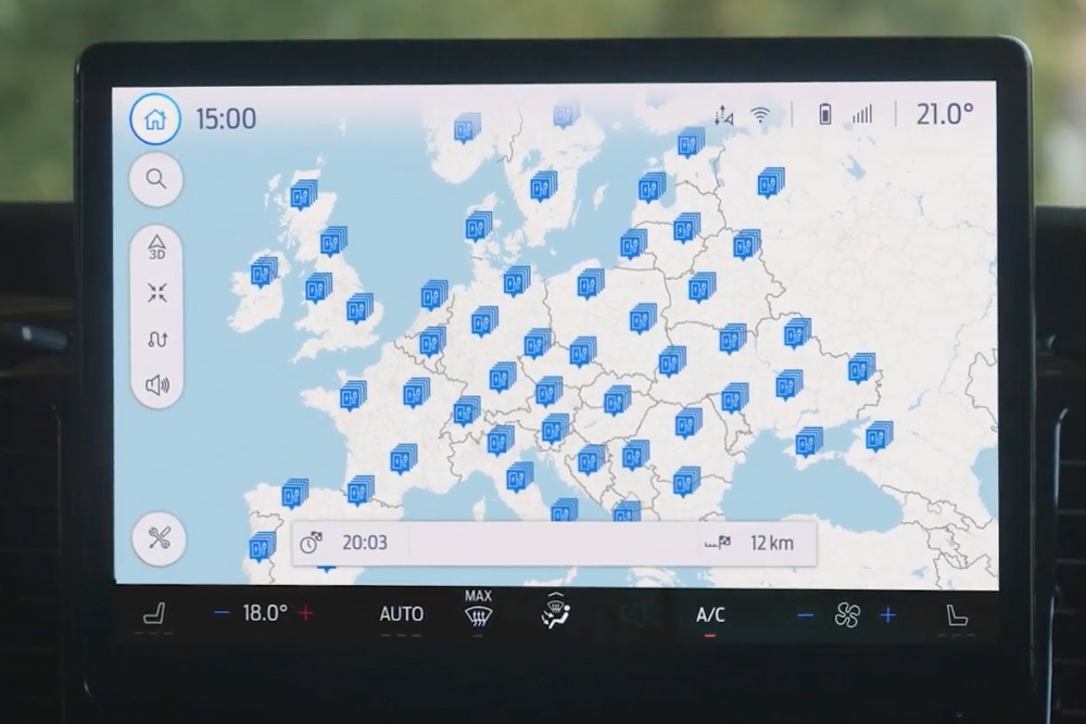 Lo schermo digitale di un veicolo Ford mostra una mappa delle stazioni di ricarica BlueOval EV in tutta Europa.
