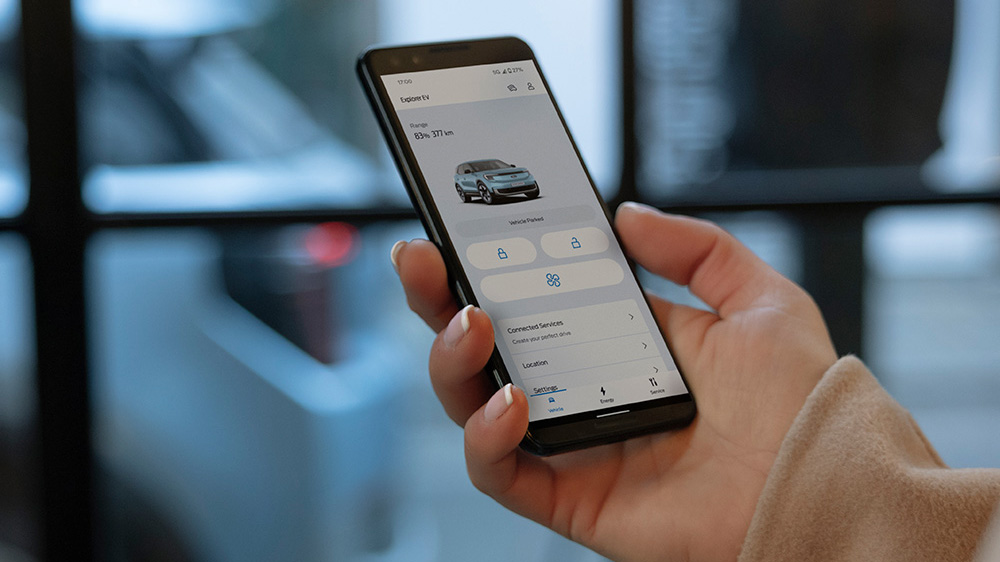 Utente mentre utilizza FordPass App