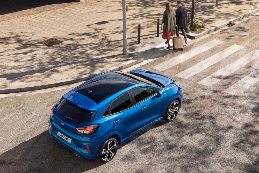 Ford Puma blu su strada