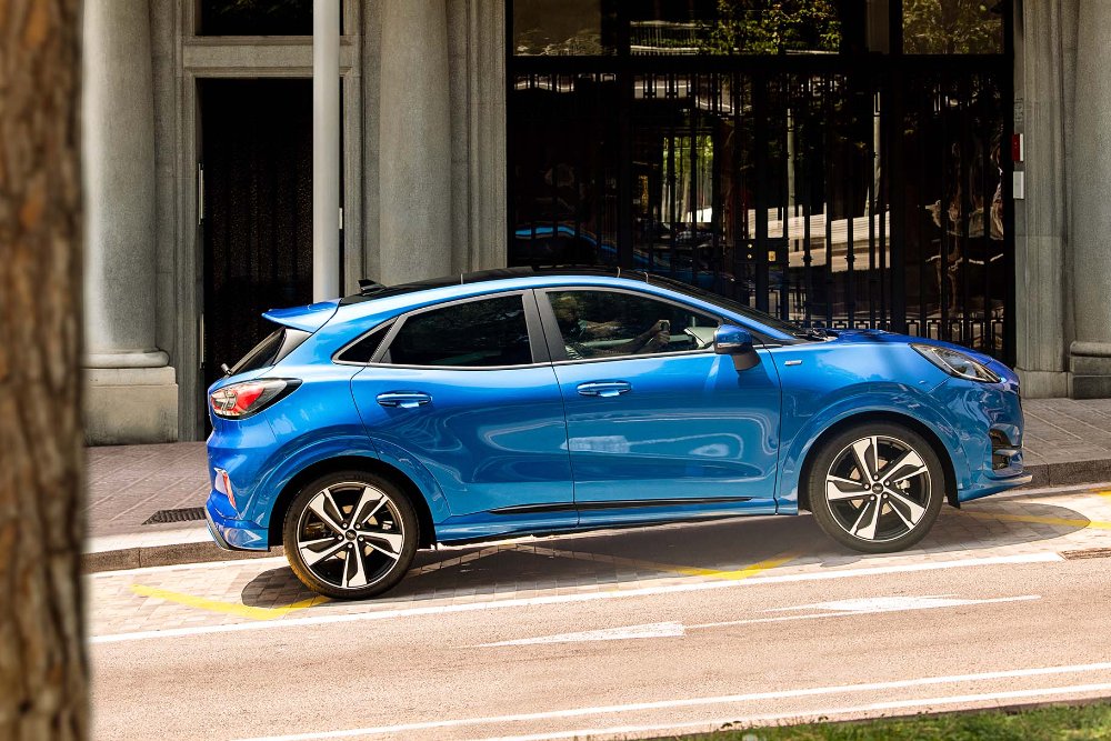 Ford Puma blu su strada