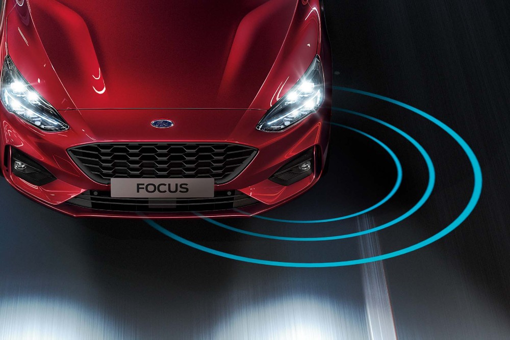 Ford Focus rossa su strada