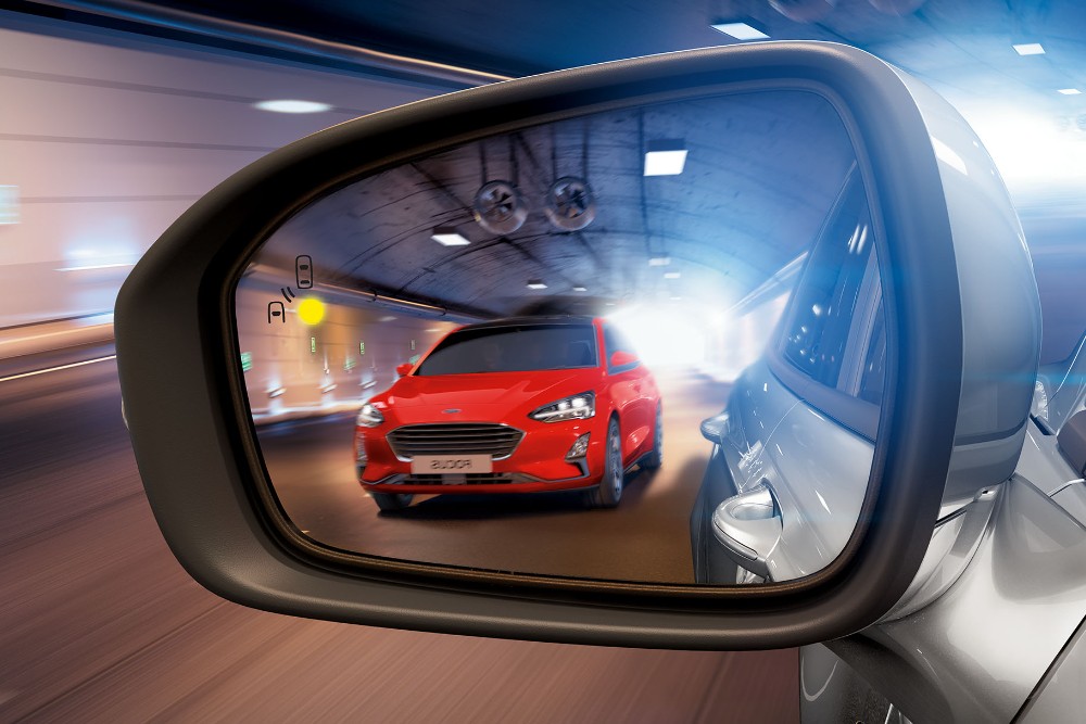 Ford Focus rossa allo specchio