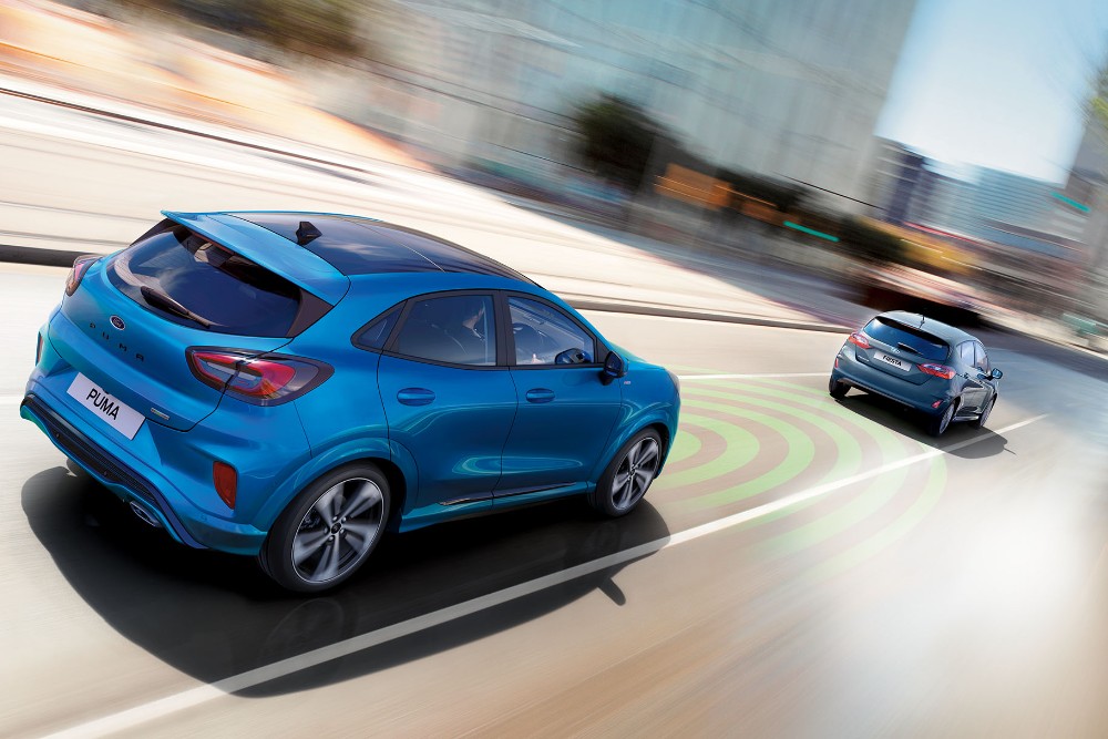 Ford Puma blu con controllo adattivo della velocità di crociera