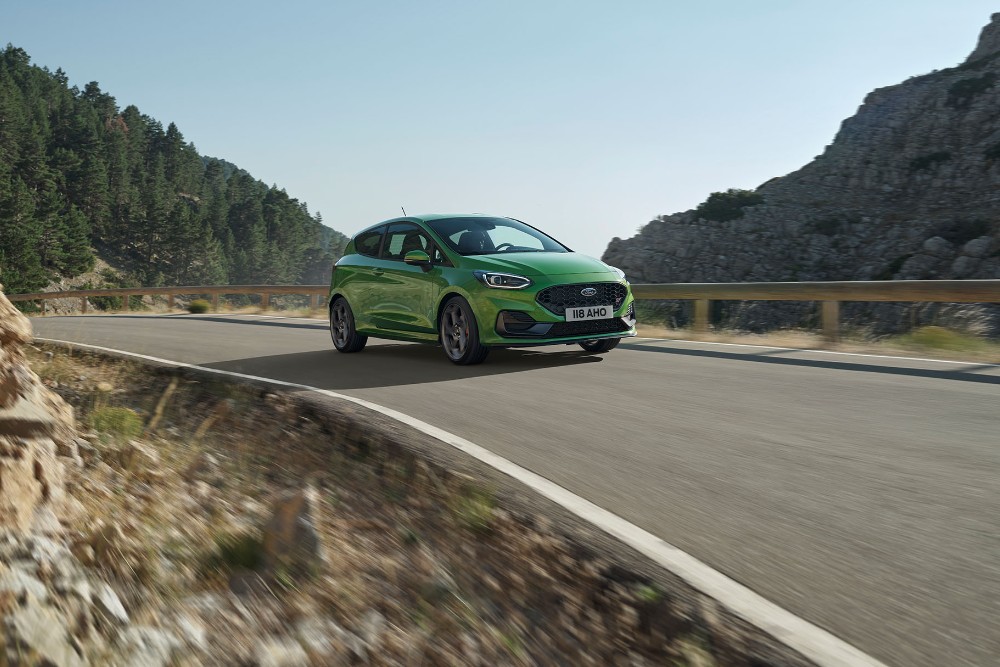 Ford Fiesta ST verde su strada