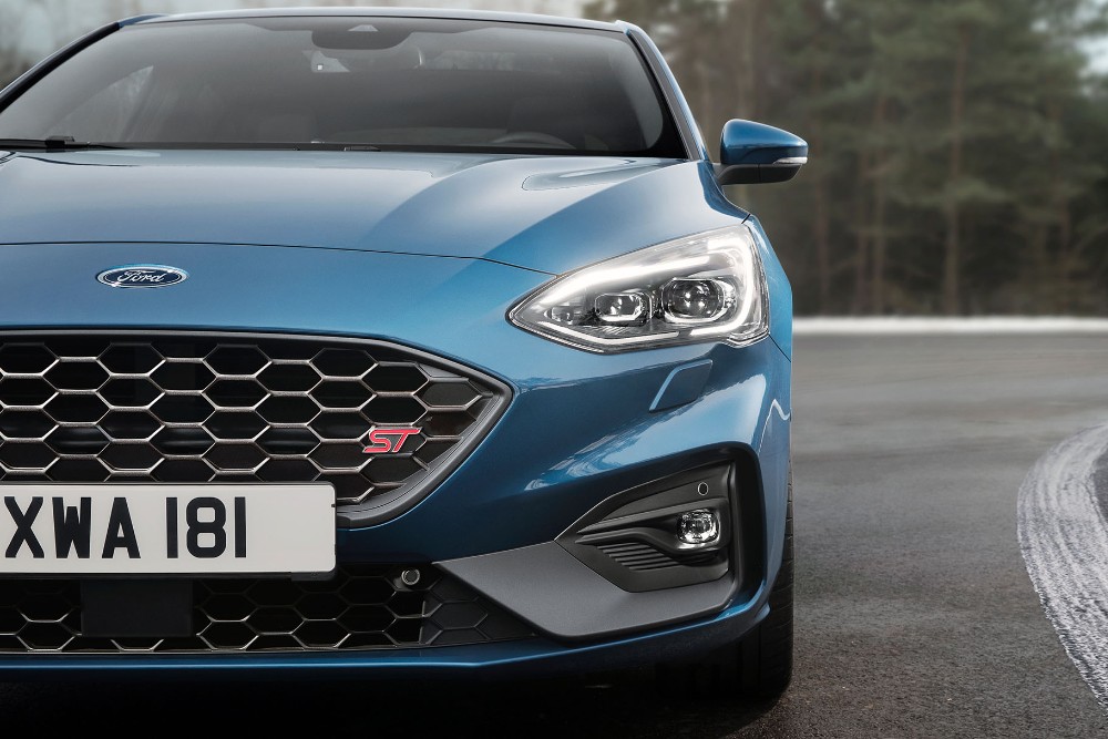 Ford Fiesta ST blu in pista