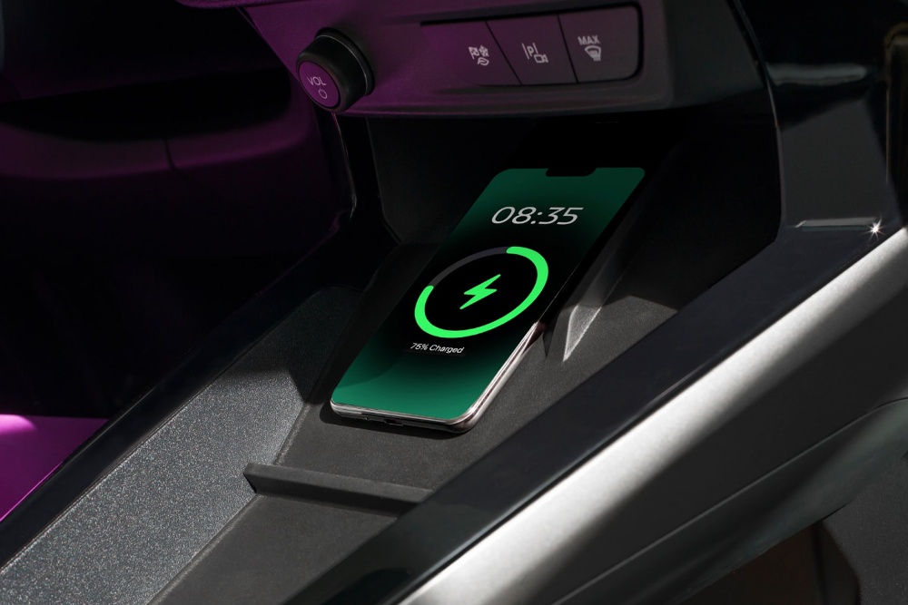 Uno smartphone durante la ricarica in modalità wireless su una console per auto. 