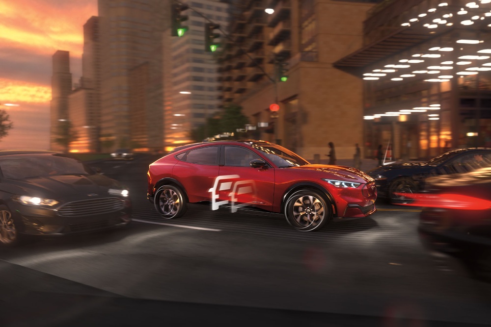 Ford Mustang Mach-E su strada con scatole
