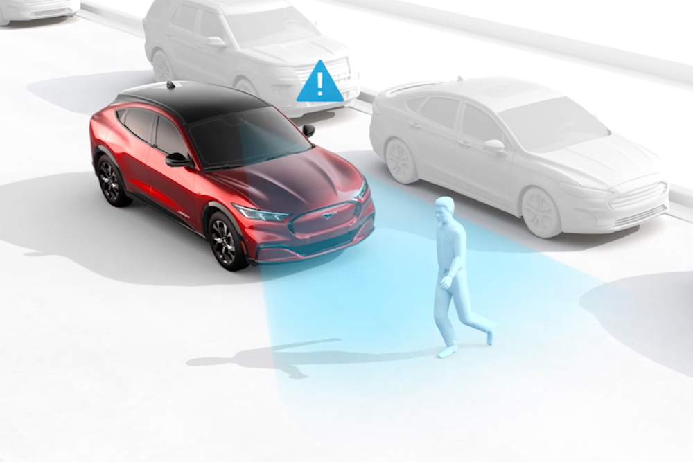 Una grafica mostra una Ford Mustang Mach-E rossa che rileva un pedone, illustrando il sistema di assistenza pre-collisione