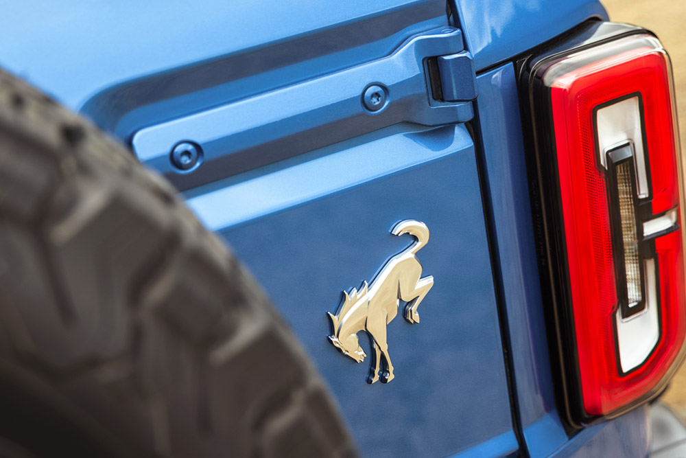 Primo piano del logo sul retro di un Ford Bronco blu.