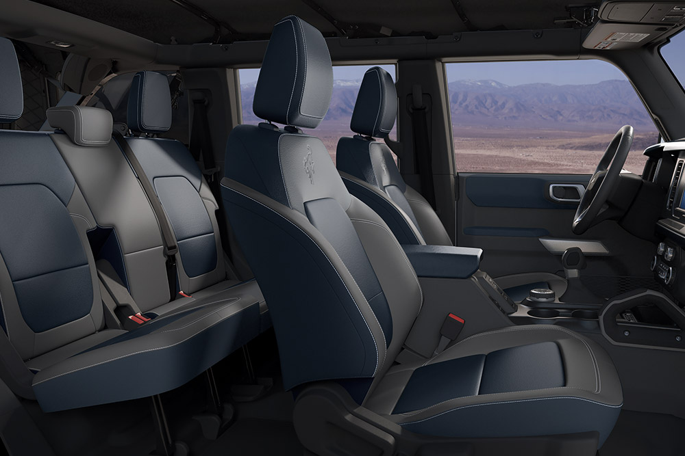 Vista sugli interni del nuovo Ford Bronco con i sedili riscaldabili in pelle.