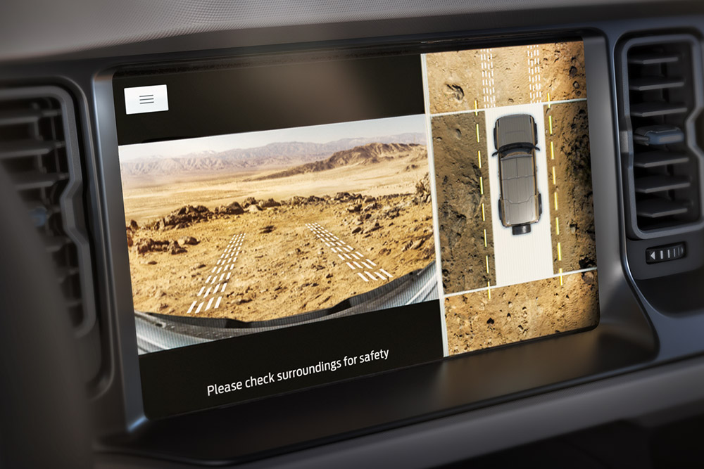 Primo piano del touchscreen connesso SYNC 4 di un Ford Bronco.
