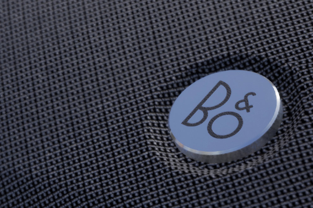 Primo piano del logo Bang & Olufsen negli interni del Ford Bronco.