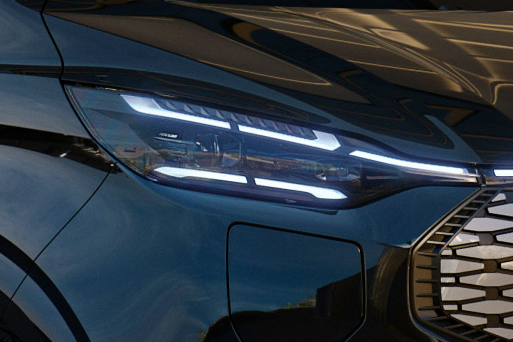 Primo piano di un faro a LED del Ford Tourneo Custom illuminato.