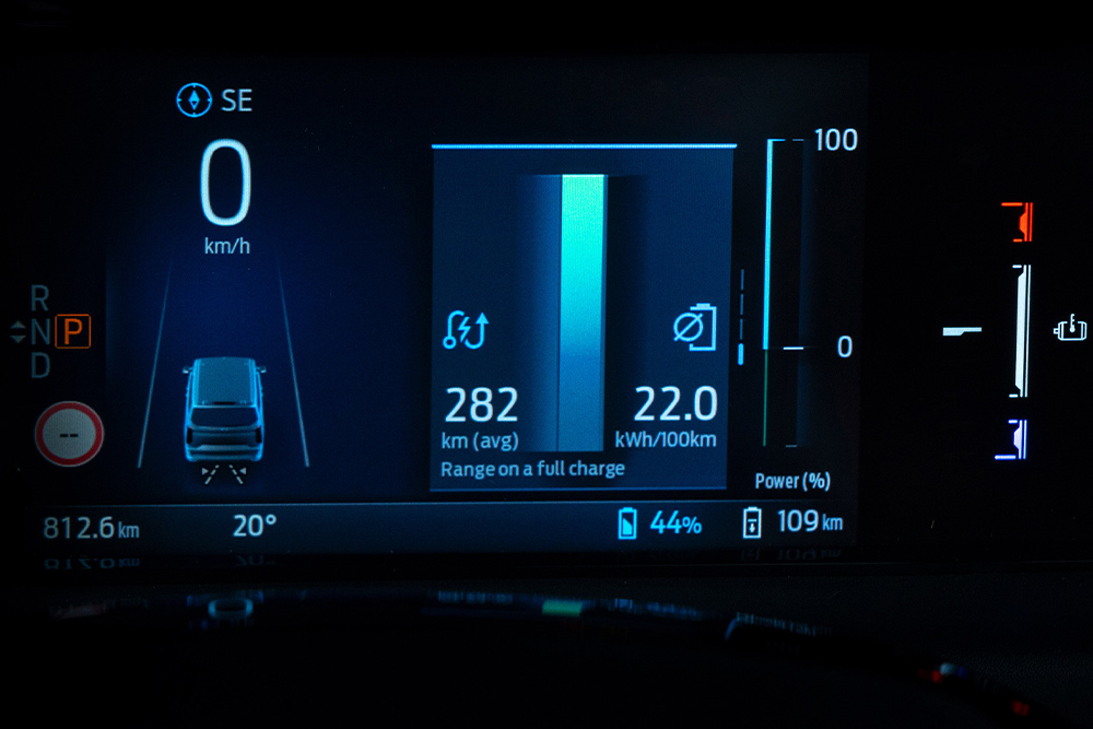Il cruscotto digitale del Ford Tourneo Custom mostra alcune informazioni, tra cui velocità, potenza e autonomia.