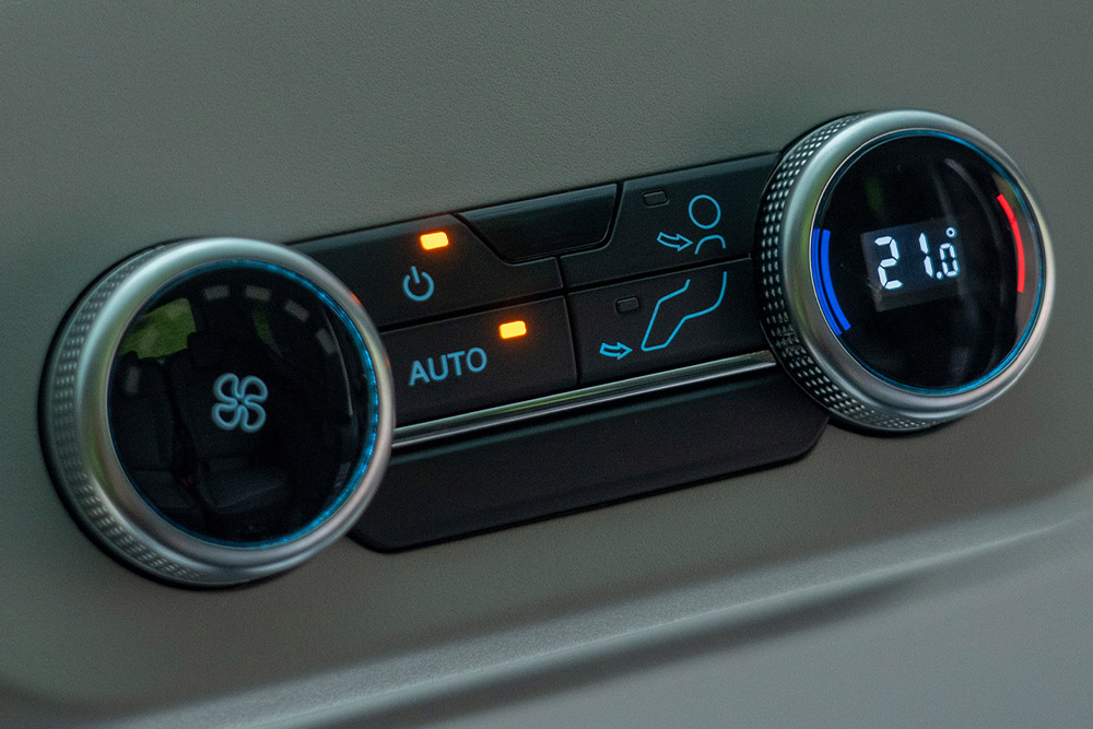 Primo piano dei quadranti di controllo del climatizzatore del veicolo.
