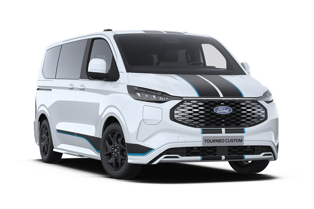 Angolo anteriore sinistro di un Ford E-Tourneo Custom Sport bianco.