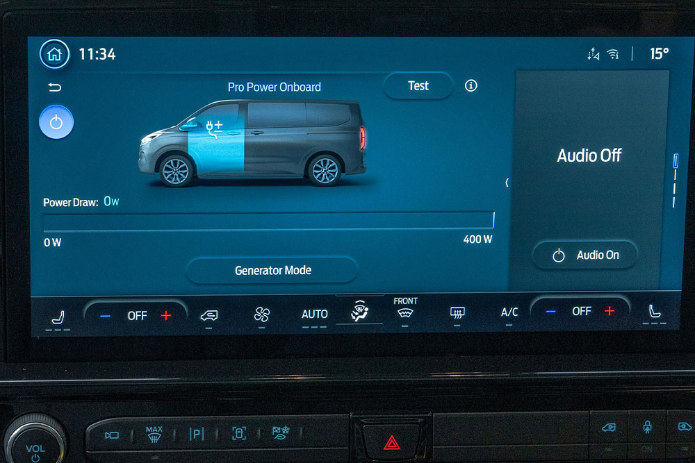 La schermata della dashboard del Ford E-Tourneo Custom mostra il sistema Pro Power Onboard per il controllo dell'uscita di potenza.