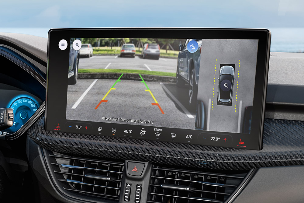 Primo piano degli interni di una Ford Kuga, con telecamera a 360° del cruscotto del veicolo.
