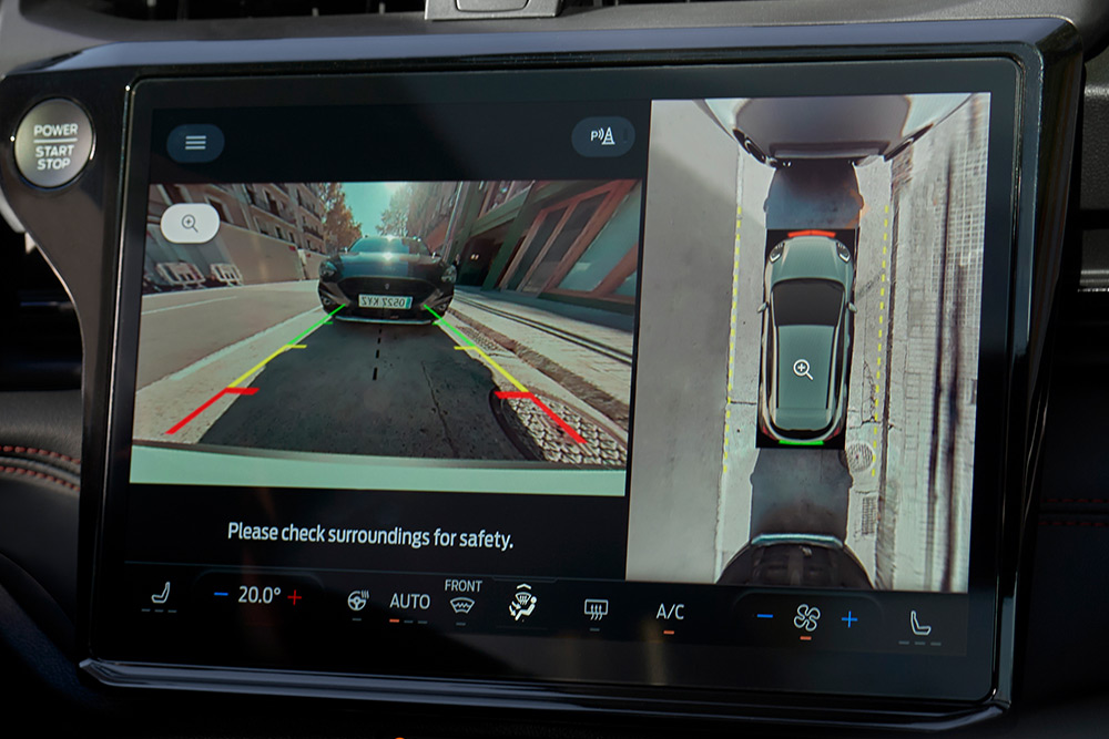Un primo piano della telecamera a 360° che mostra le fumnzioni di ausilio al parcheggio del nuovo Ford Puma Gen-E® elettrico.
