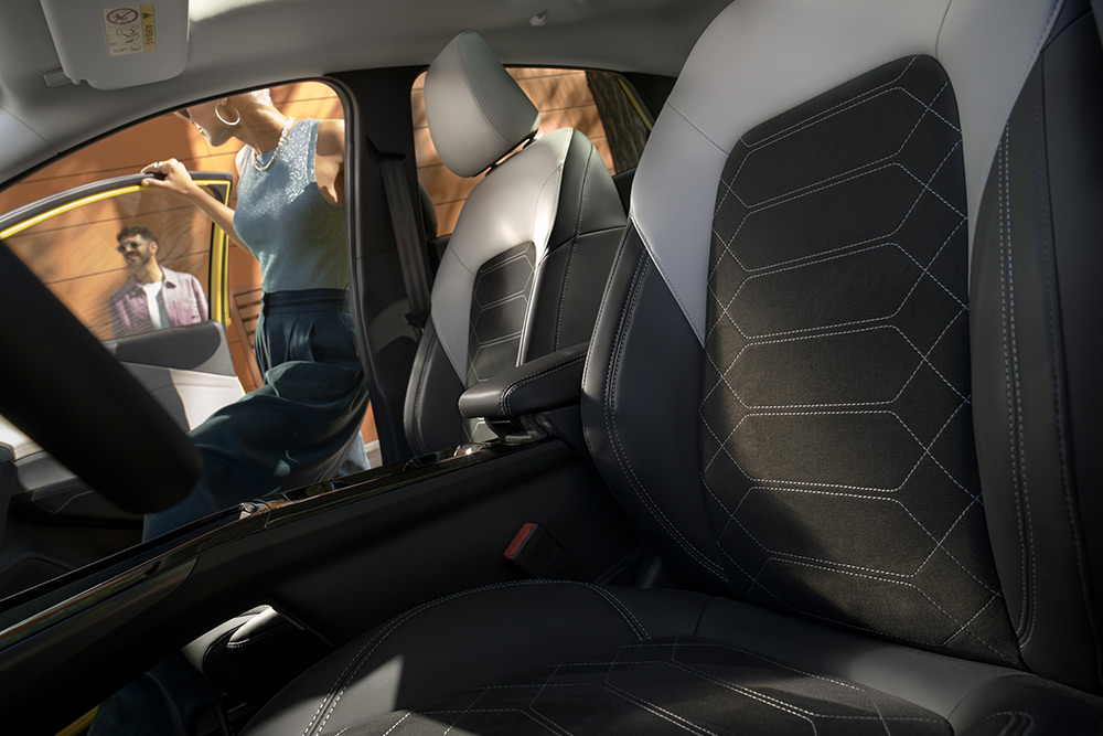 Un primo piano dei sedili ergonomici neri e grigi all'interno del Ford Puma Gen-E® elettrico.