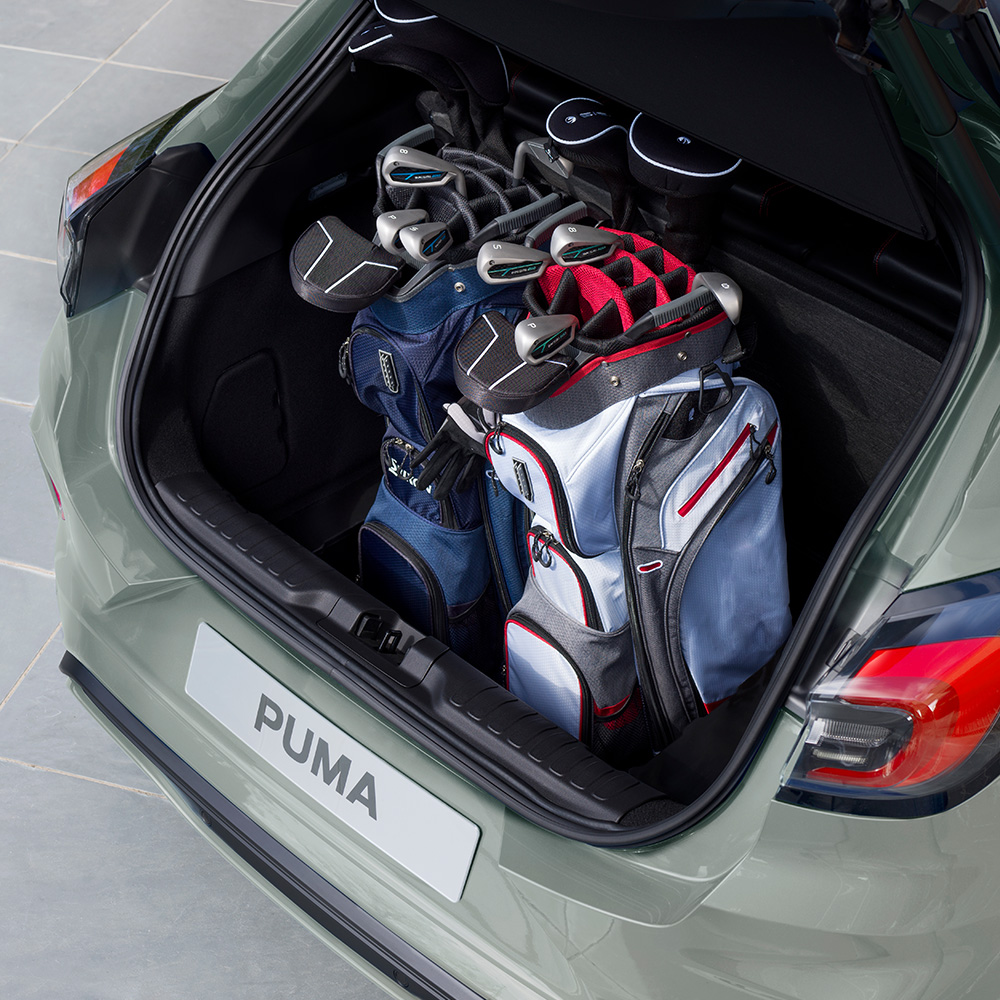 Attrezzatura da golf dentro il bagaglialio della Ford Puma 
