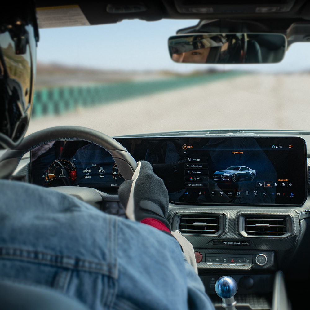 Vista sugli interni del Ford Mustang in cui sono visibili i dati del percorso sul touchscreen SYNC