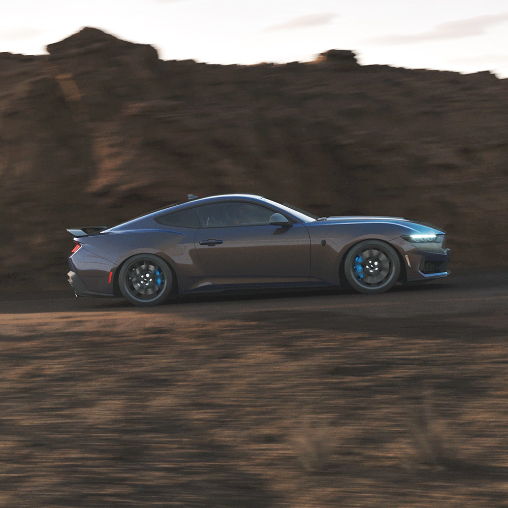 La Ford Mustang Dark Horse in azione.