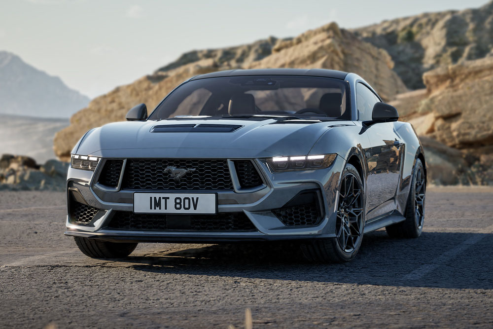 Ford Mustang GT Nite Pony Coupé in vernice Carbonised Grey parcheggiato su una strada di montagna