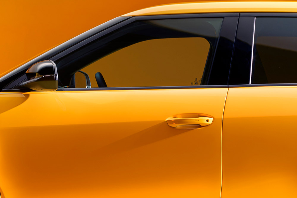 Vista laterale della portiera di Ford Capri® giallo.