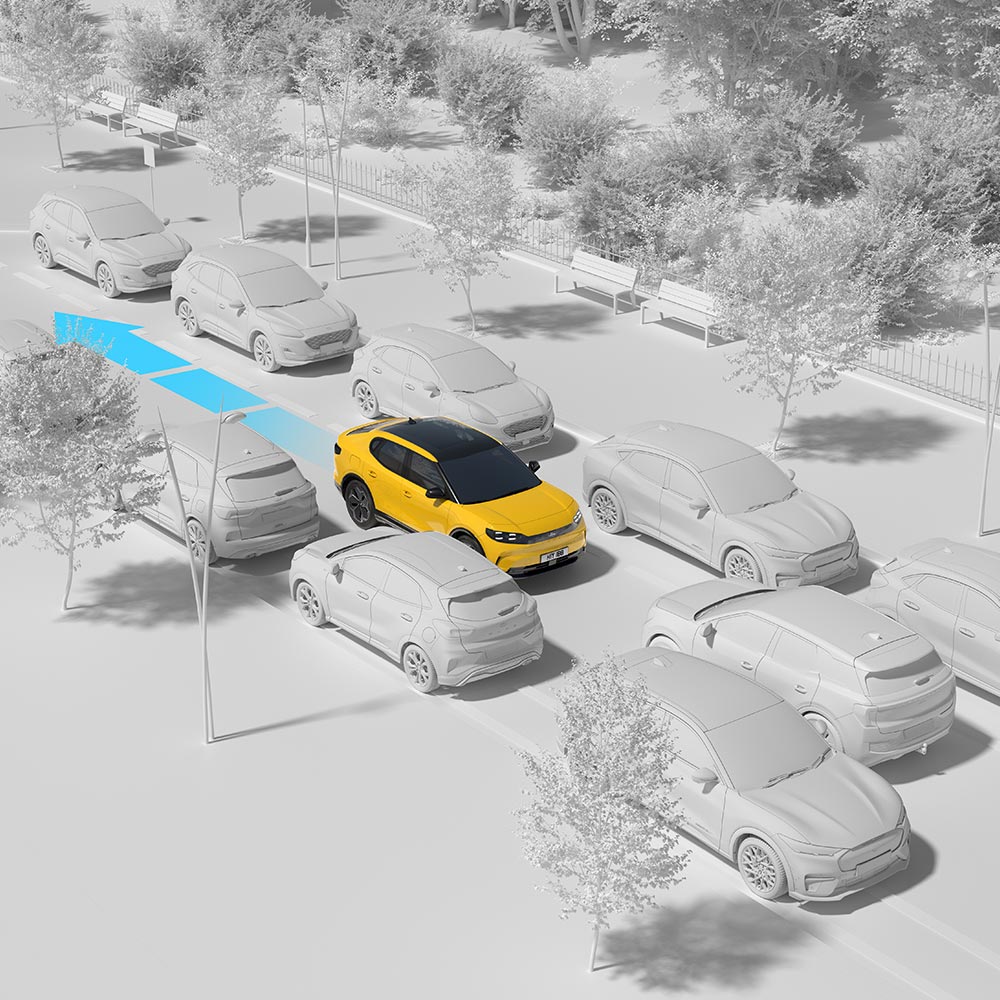 Un veicolo Ford blu percorre una strada trafficata, con vista sulla funzionalità di assistenza alla retromarcia del veicolo.