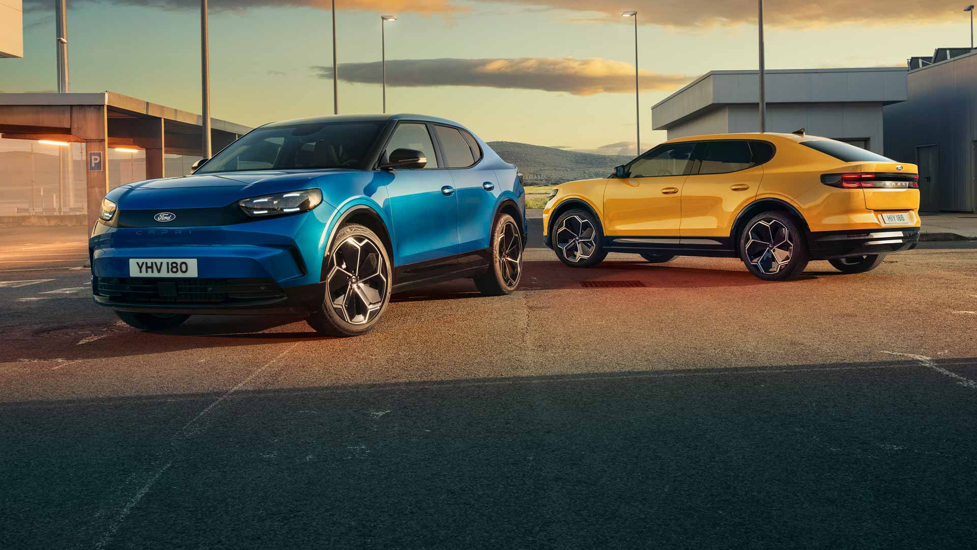 Un Ford Capri® blu e un Ford Capri® giallo parcheggiati insieme lungo una strada.