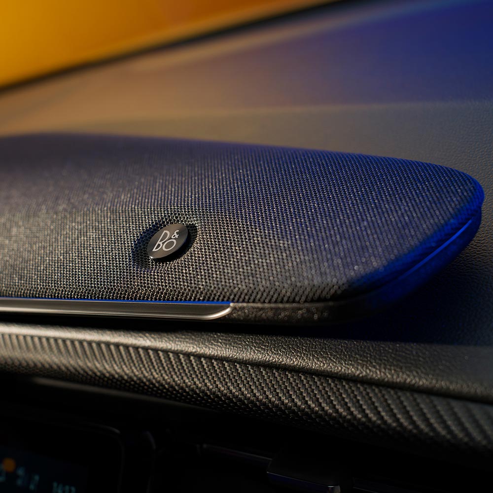 Primo piano dell'impianto audio Bang & Olufsen di un Ford Capri.