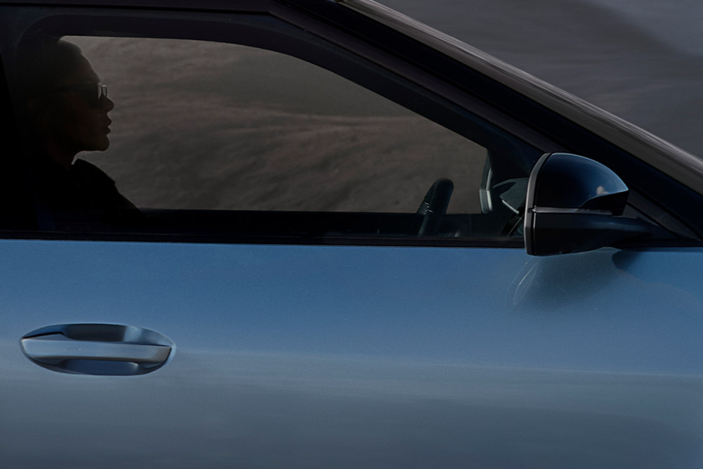 Primo piano della portiera di Ford Explorer® blu.