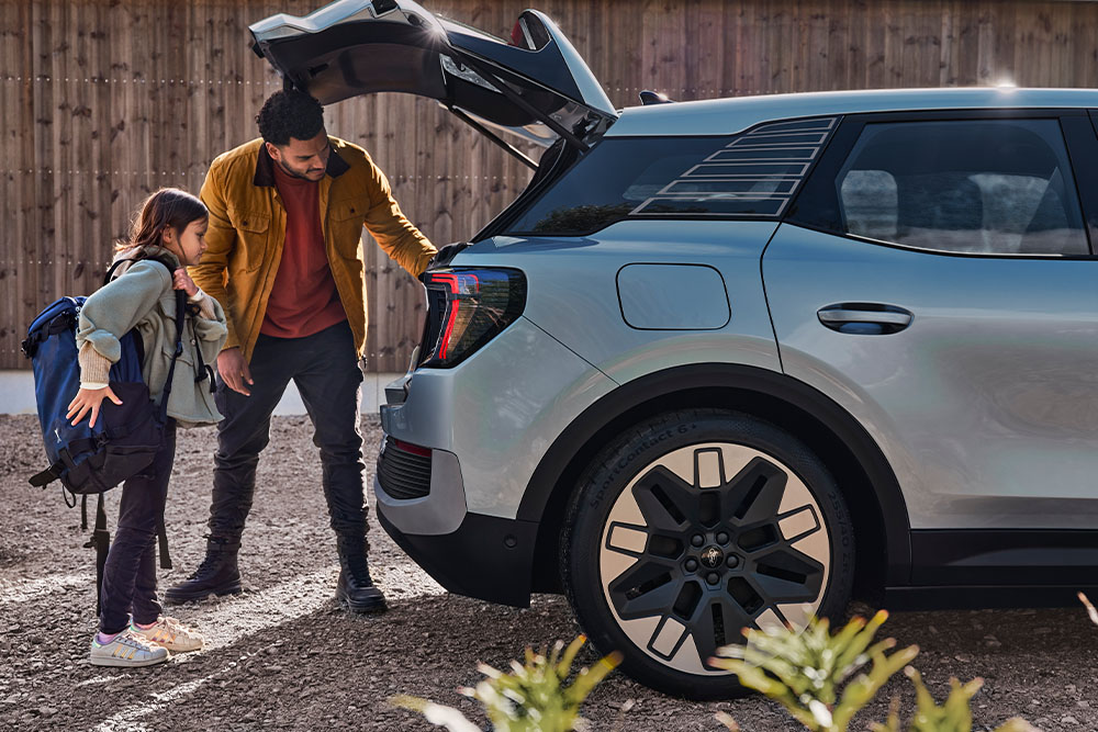 Padre e figlia caricano il bagagliaio di Ford Explorer® versione argento.