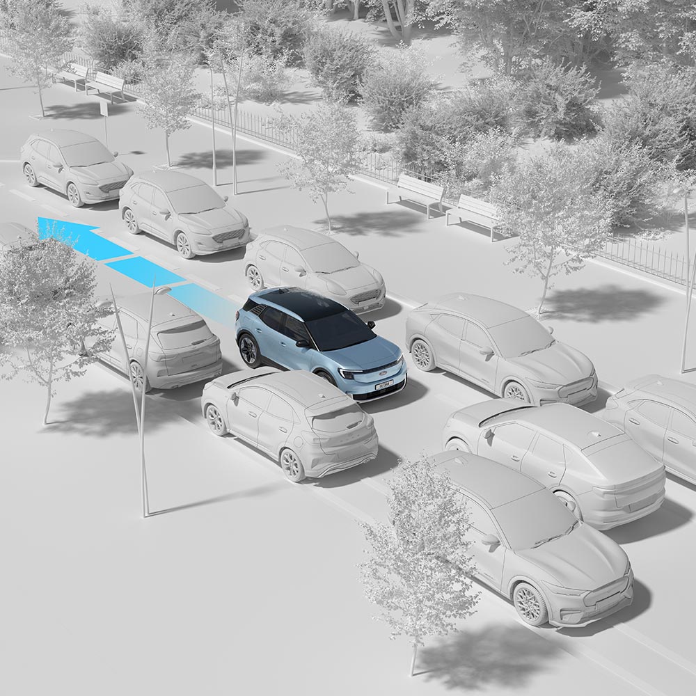 Un veicolo Ford blu percorre una strada trafficata, con vista sulla funzionalità di assistenza alla retromarcia del veicolo.
