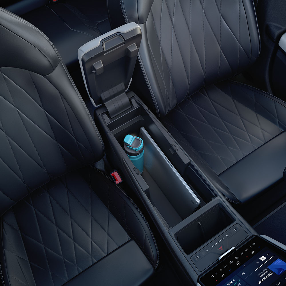 Primo piano di un PC portatile e di una borraccia all'interno della MegaConsole centrale del Ford Explorer.