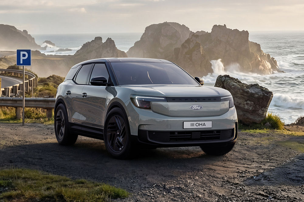 Ford Explorer® Collection versione argento parcheggiato lungo una strada vicino a una costiera rocciosa.