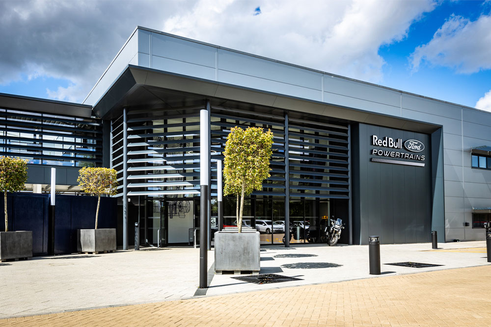 L'ufficio del quartier generale di Red Bull Ford Powertrains, un edificio moderno con il logo dell'azienda esposto all'esterno
