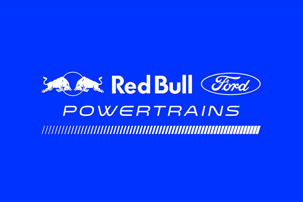 Logo Red Bull Ford Powertrains per Formula 1 su sfondo blu