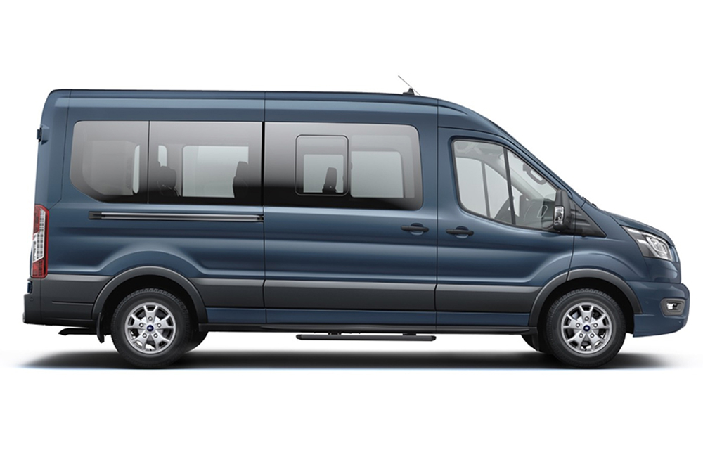 Minibus Ford Transit blue, parte della gamma Ford di multispazio e monovolume.