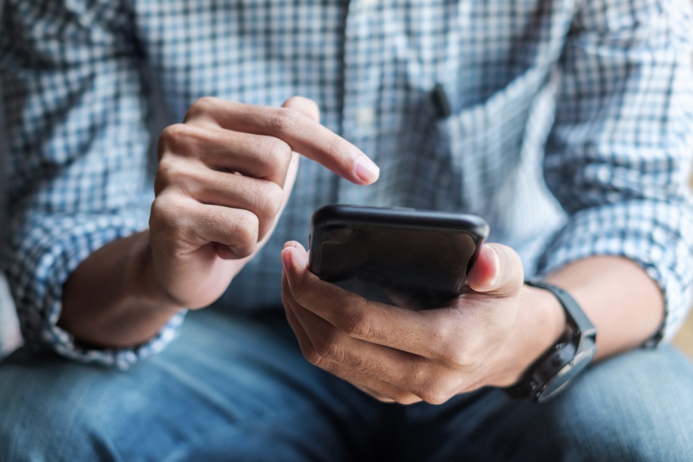 Uomo con telefono e giubbotto giallo