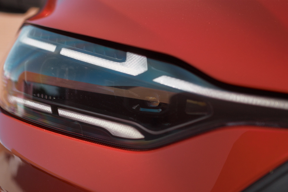Primo piano di un faro a LED del Ford Tourneo Custom.