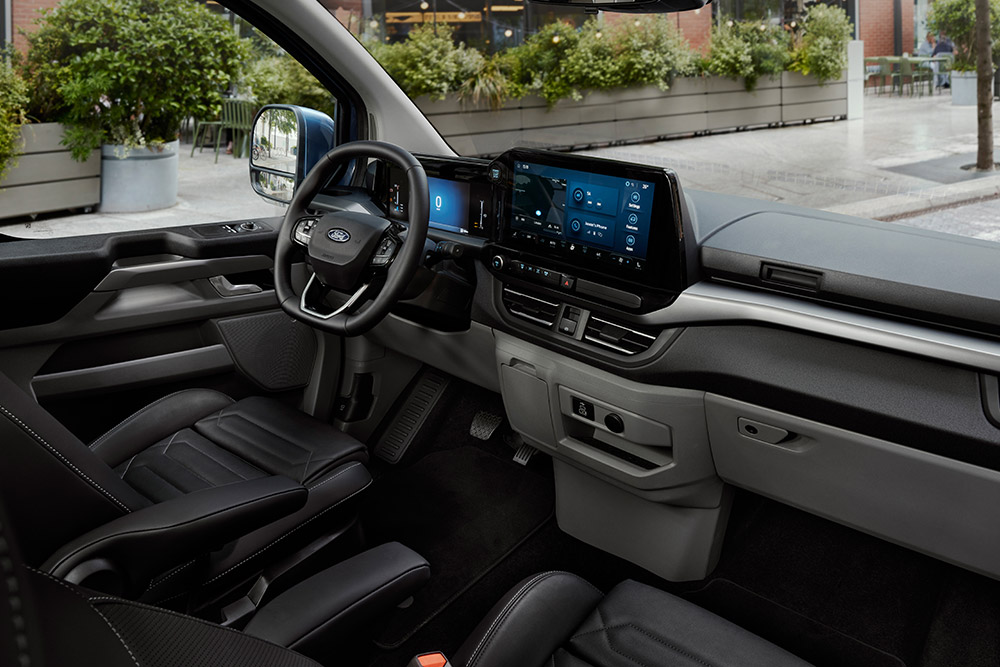 Interni del Ford Tourneo Custom che mostrano il sedile del conducente, la dashboard e la console centrale.