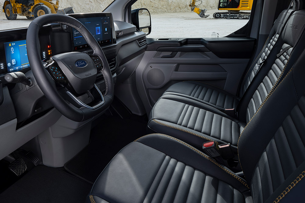 Interni di un Ford Transit Custom Sport con sedili neri e dorati.