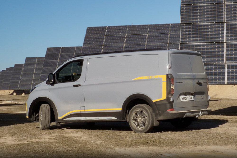 Furgone Ford Transit Custom Trail grigio con dettagli gialli.