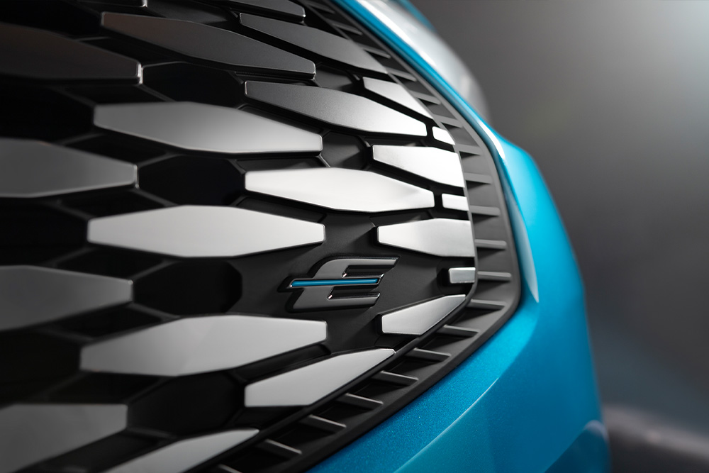 Primo piano della griglia del Ford E-Transit Custom.
