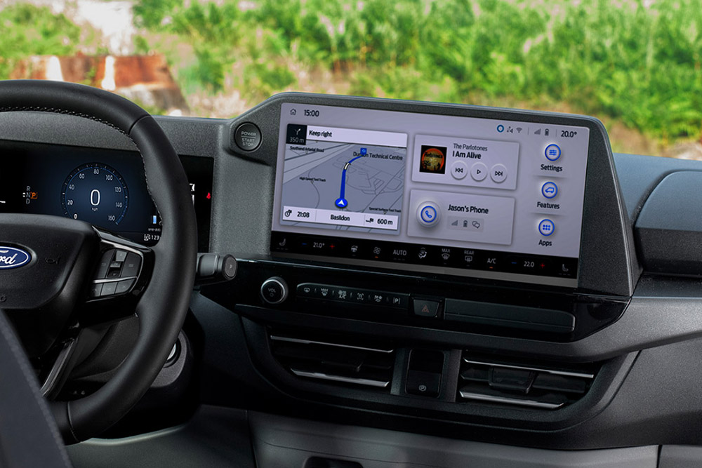 Touchscreen da 13" che mostra il cruscotto SYNC™ 4 in un Ford Transit Custom Nugget.