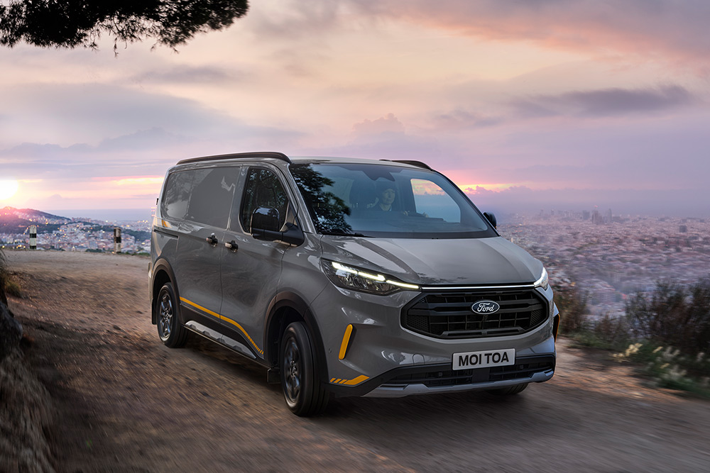 Furgone Ford Transit Custom Trail grigio con dettagli gialli.